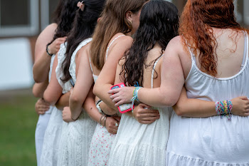 Un groupe de personnes faisant la fête sur scène