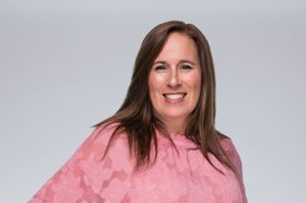 Un groupe de personnes faisant la fête sur scène
