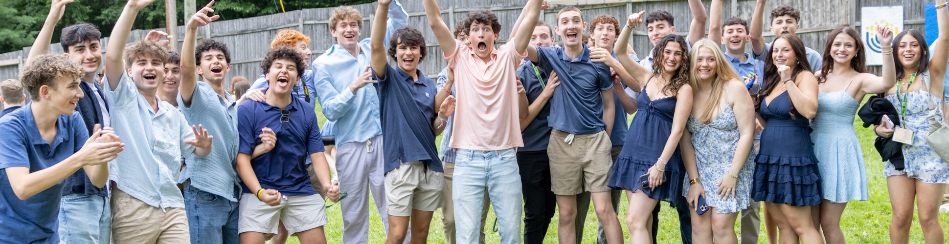 Un groupe de jeunes de tous horizons souriant lors d'un événement communautaire