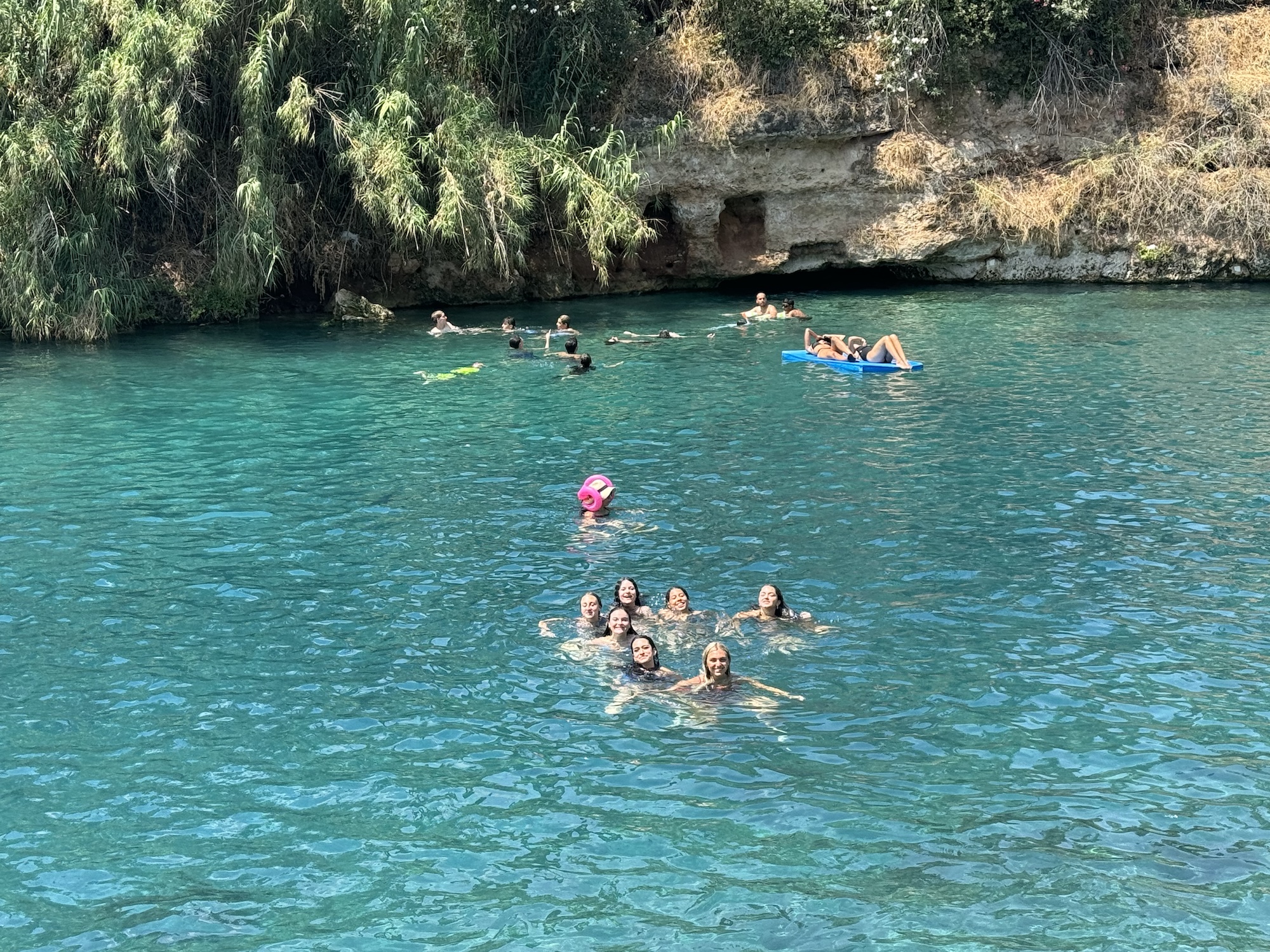 Un groupe de personnes souriant en plein air