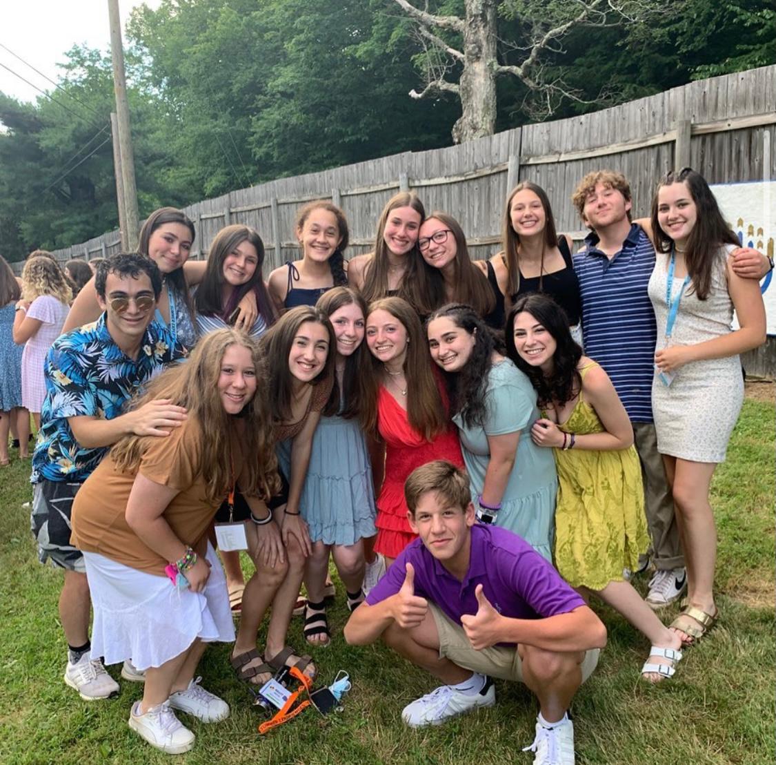 Un groupe de personnes faisant la fête sur scène