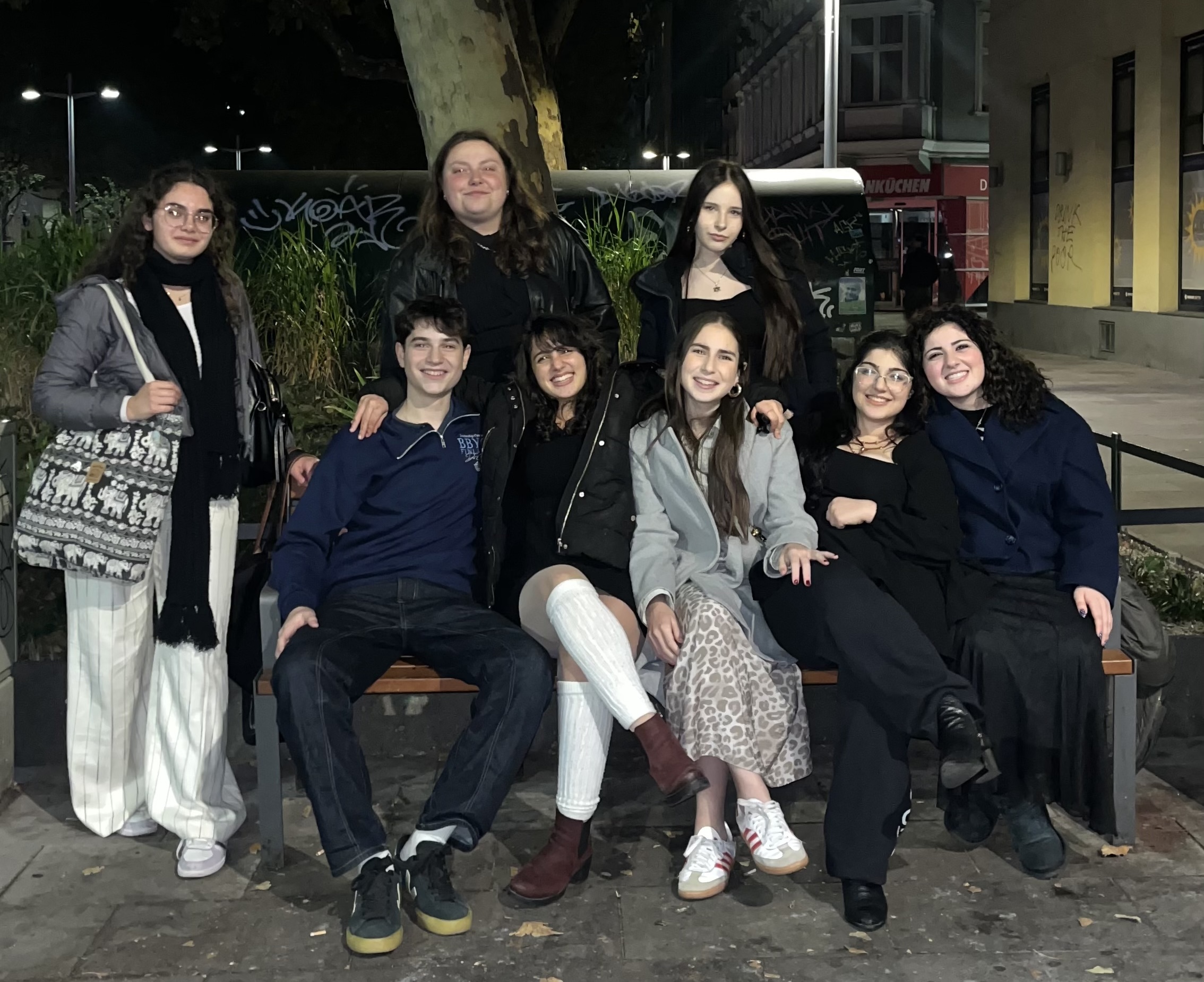 Un groupe de personnes faisant la fête sur scène