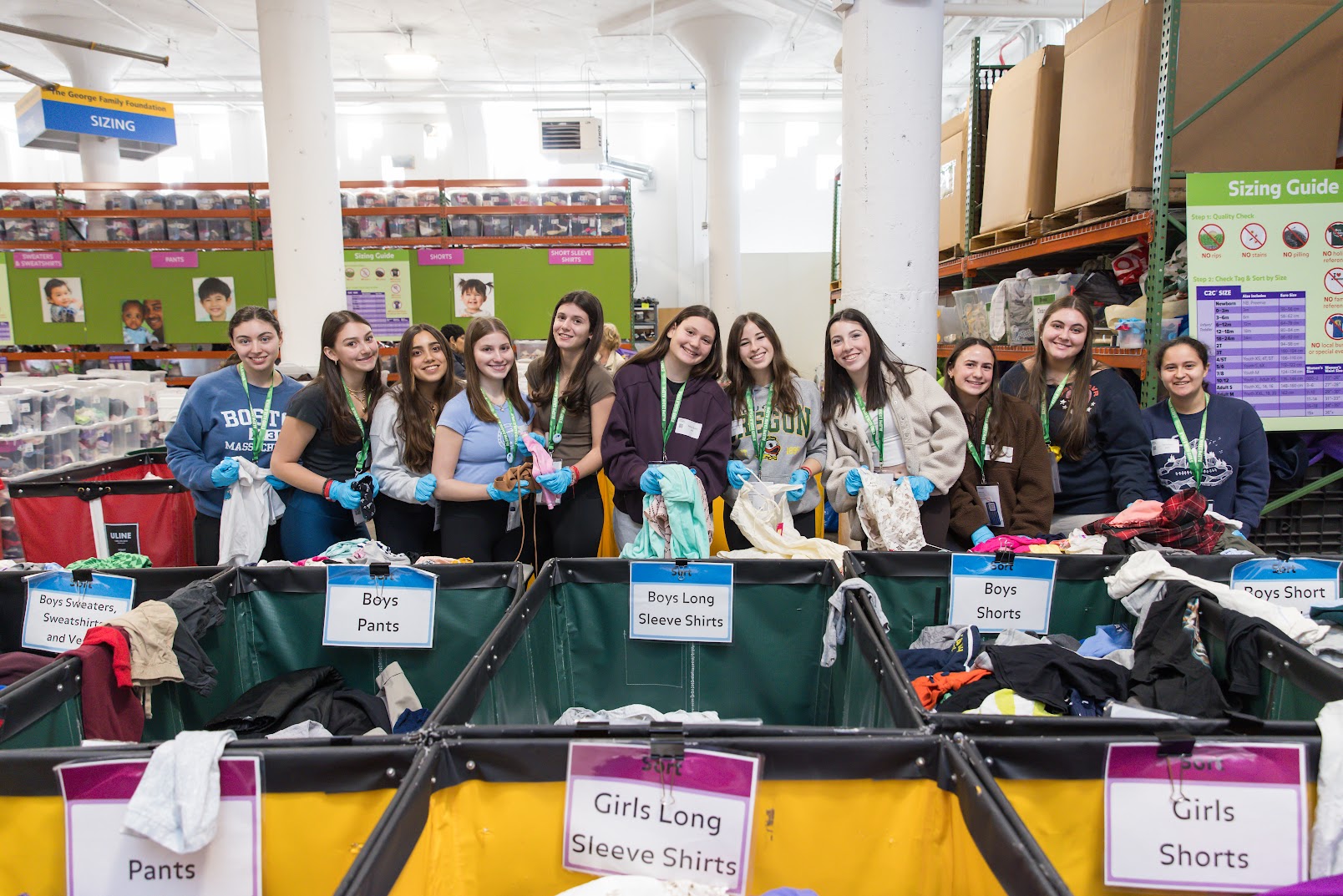 Un groupe de jeunes de tous horizons souriant lors d'un événement communautaire