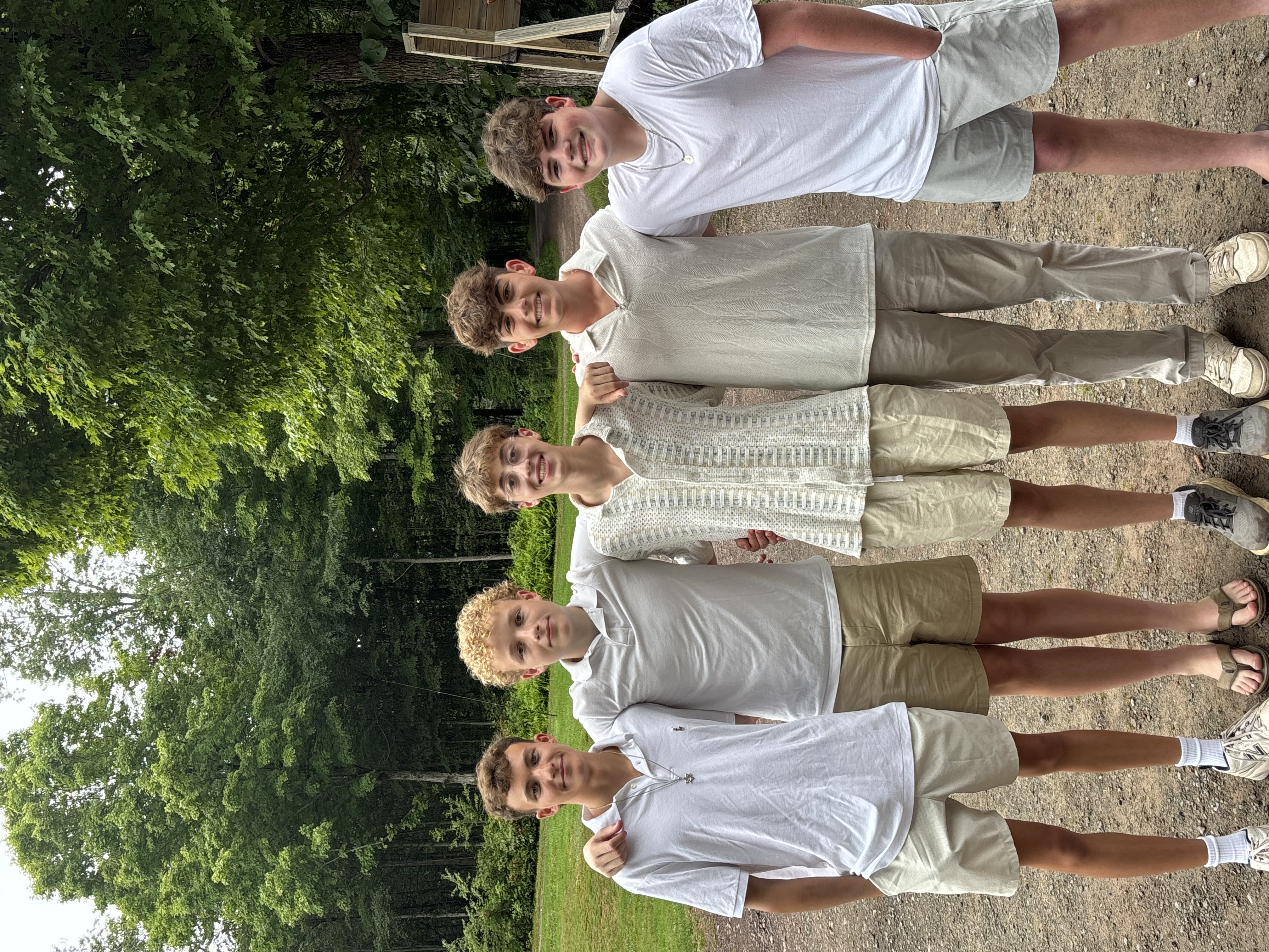 Un groupe de personnes faisant la fête sur scène