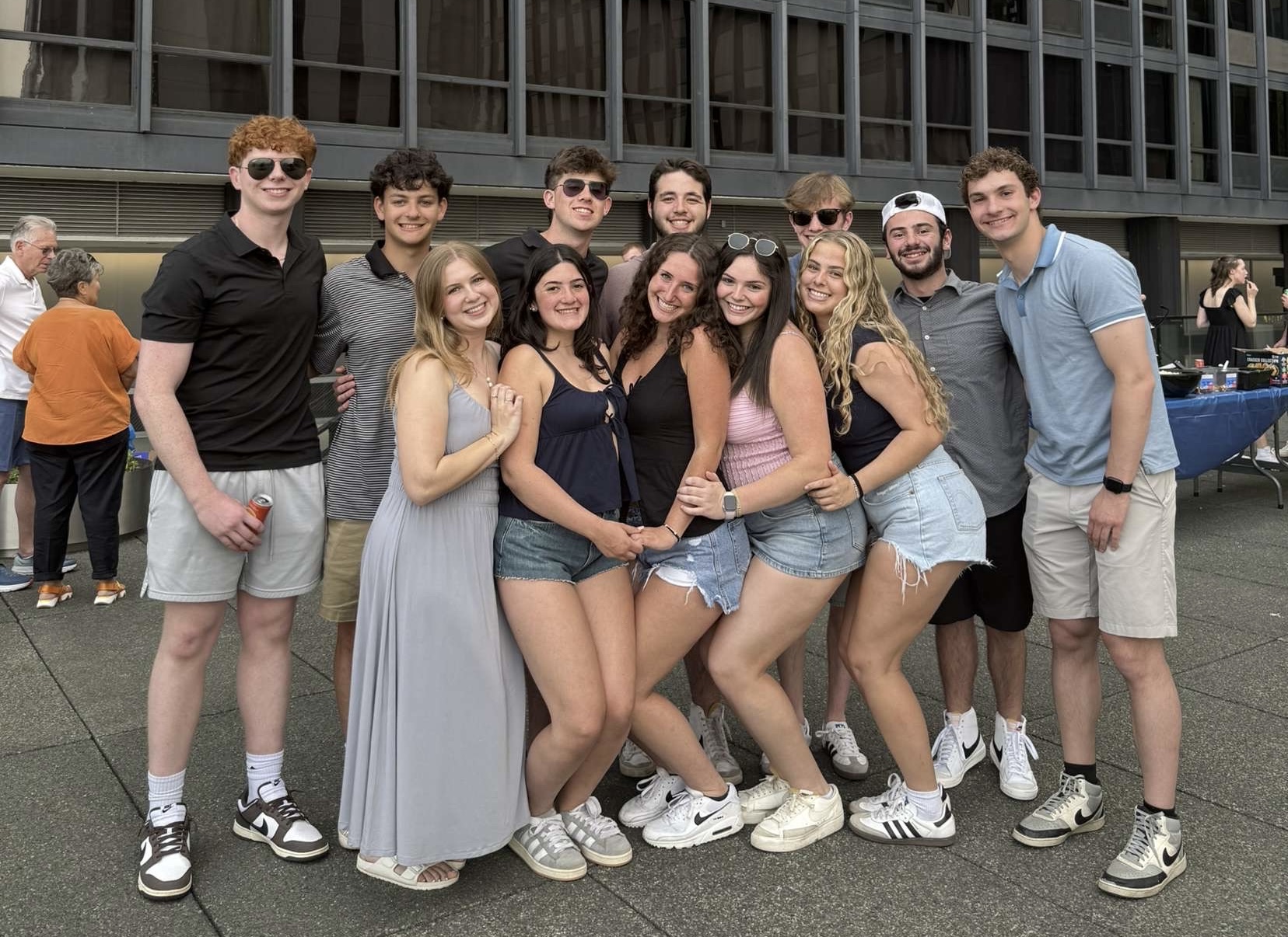 Un groupe de personnes faisant la fête sur scène