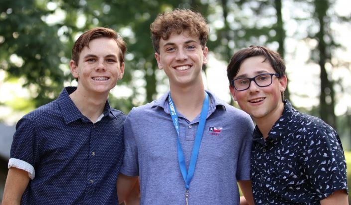 Un groupe de personnes faisant la fête sur scène