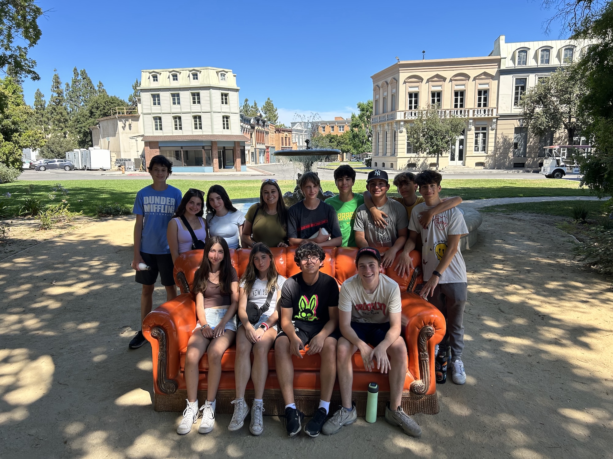 Un groupe de personnes souriant en plein air