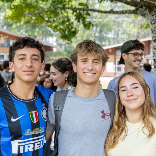 Trois amis assis dans un hamac