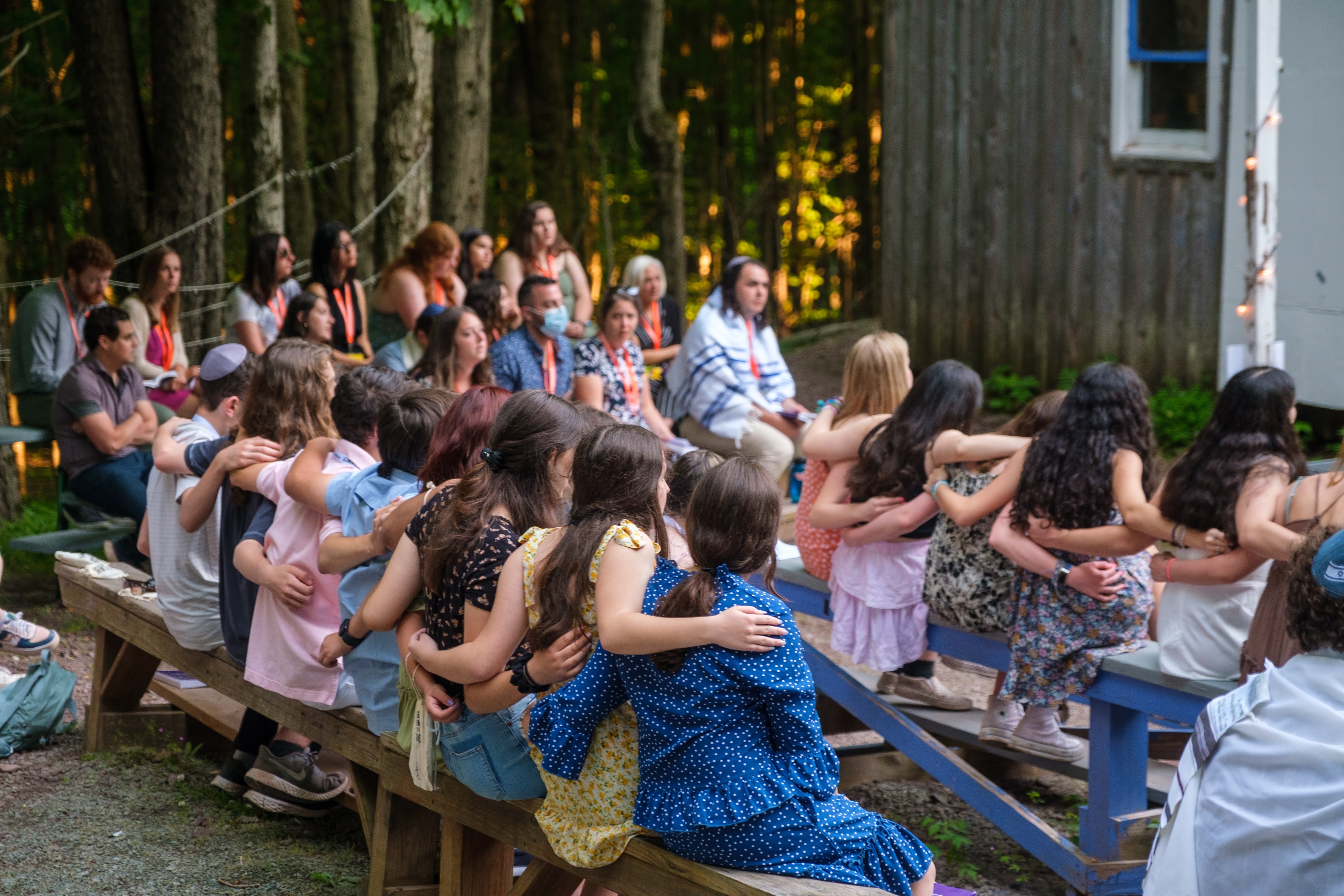 Un groupe de personnes faisant la fête sur scène