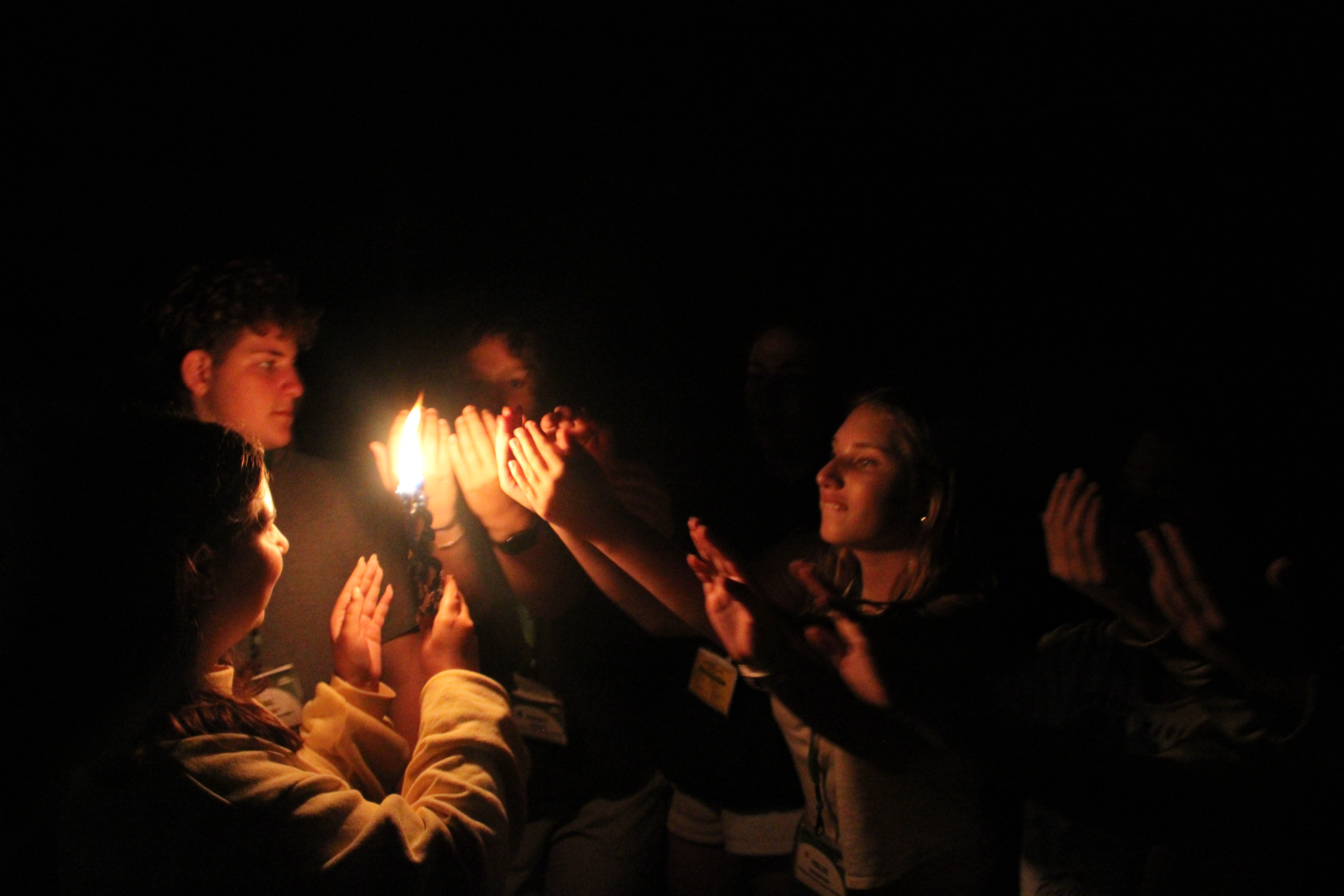 Un groupe de personnes faisant la fête sur scène