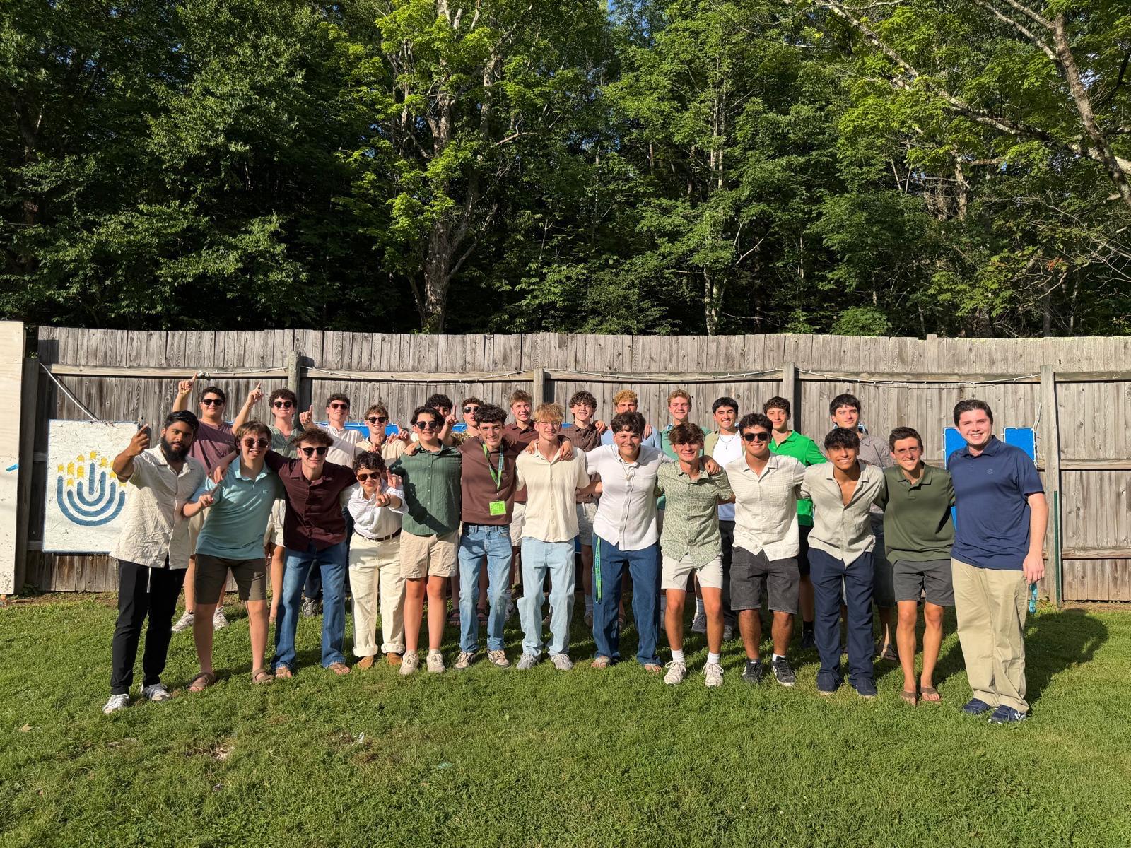 Un groupe de personnes faisant la fête sur scène