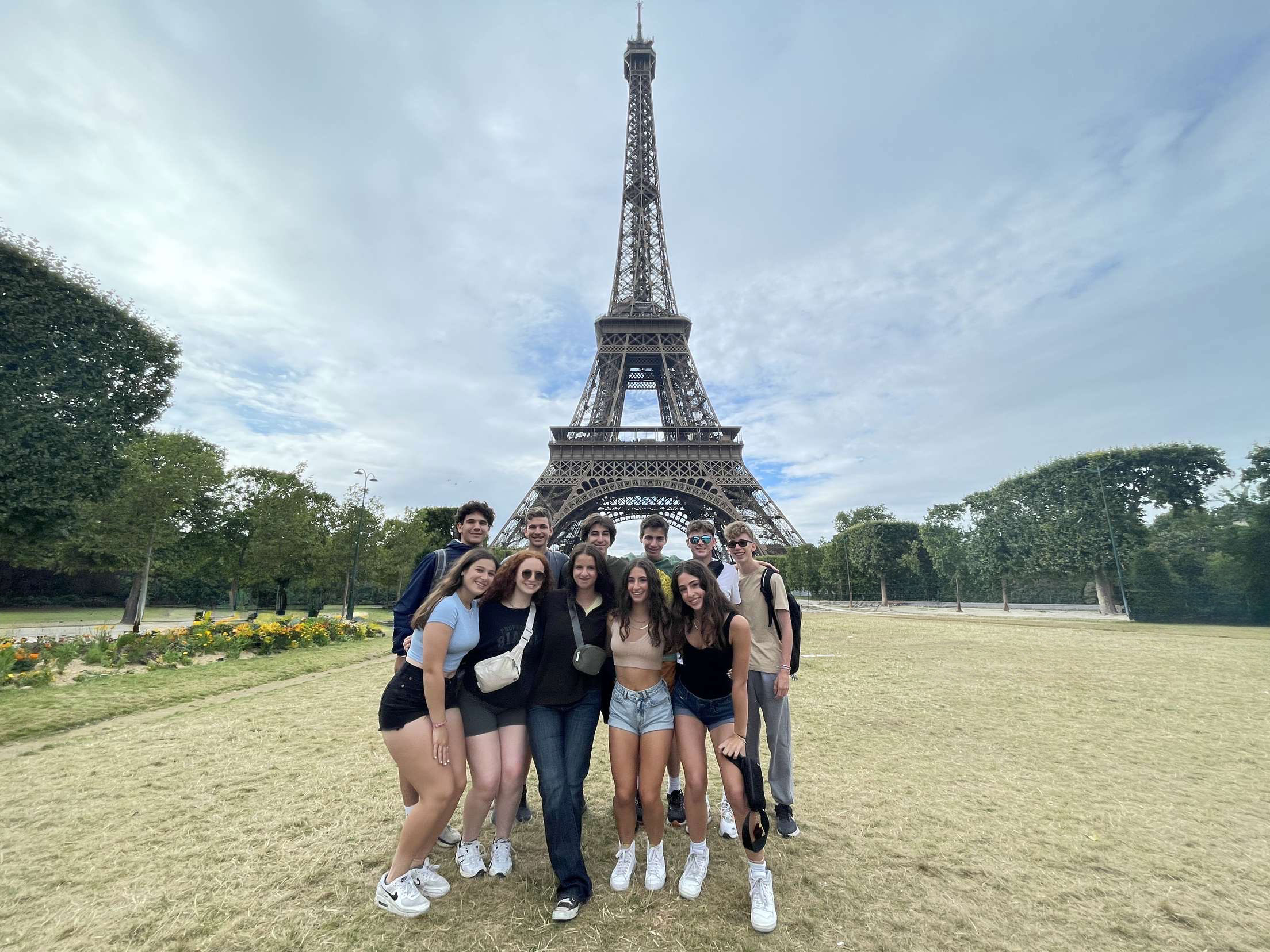 Un groupe de personnes souriant en plein air