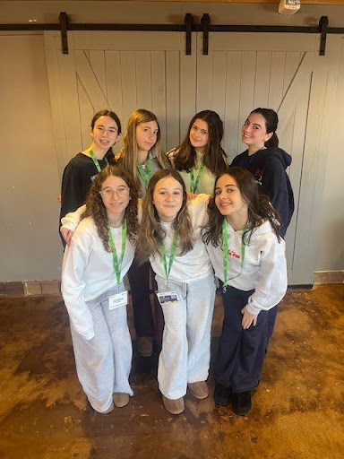 Un groupe de personnes faisant la fête sur scène