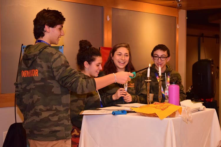 Un groupe de personnes faisant la fête sur scène