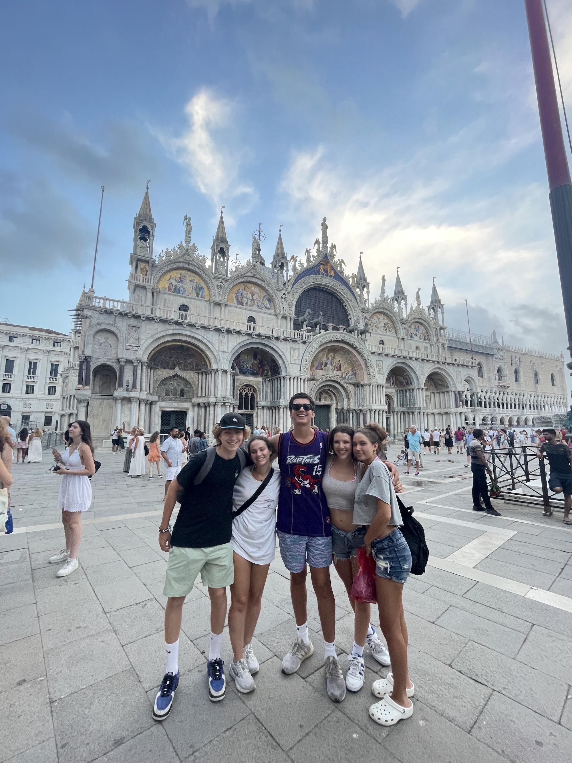 Un groupe de personnes souriant en plein air