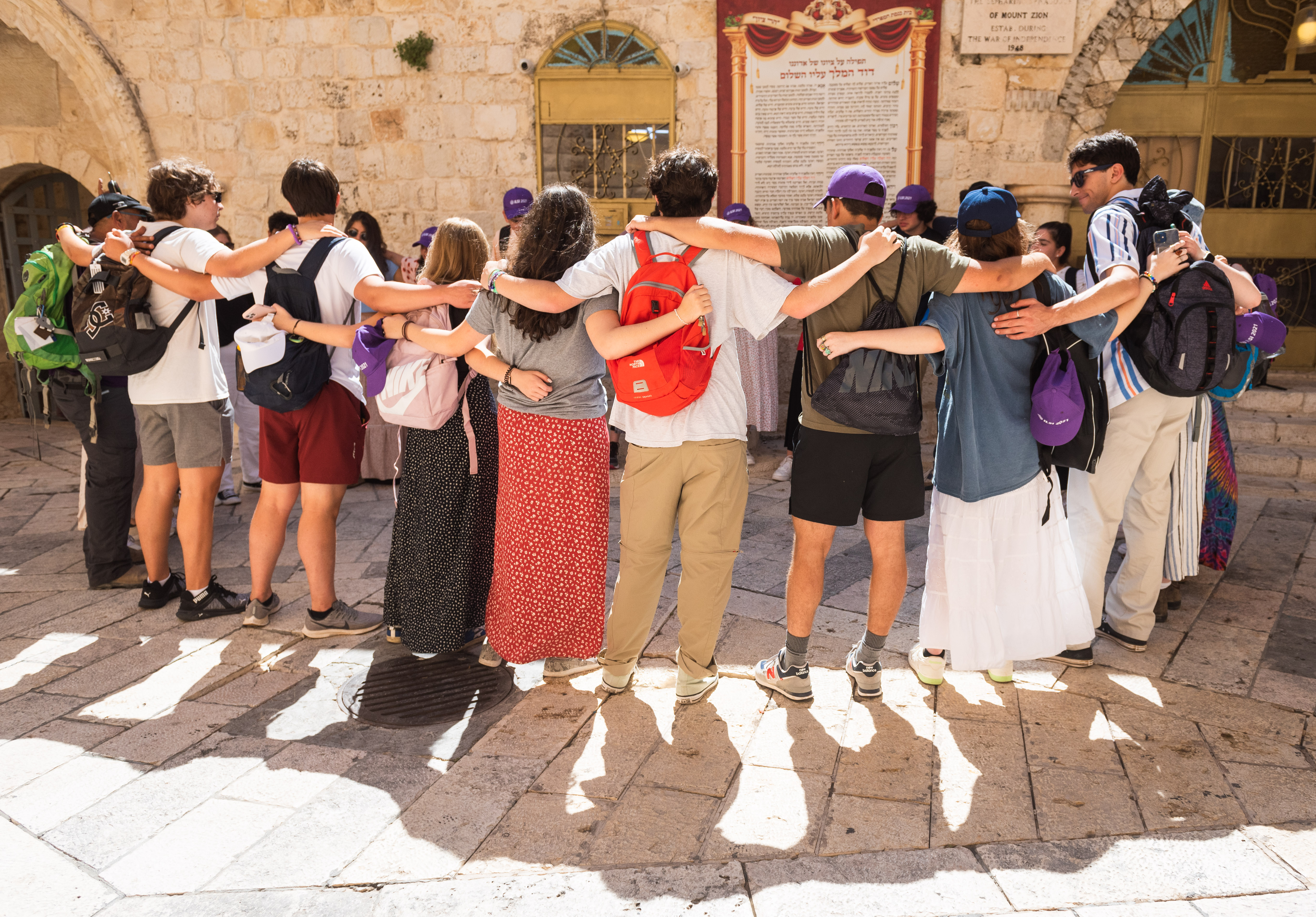 Un groupe de personnes faisant la fête sur scène