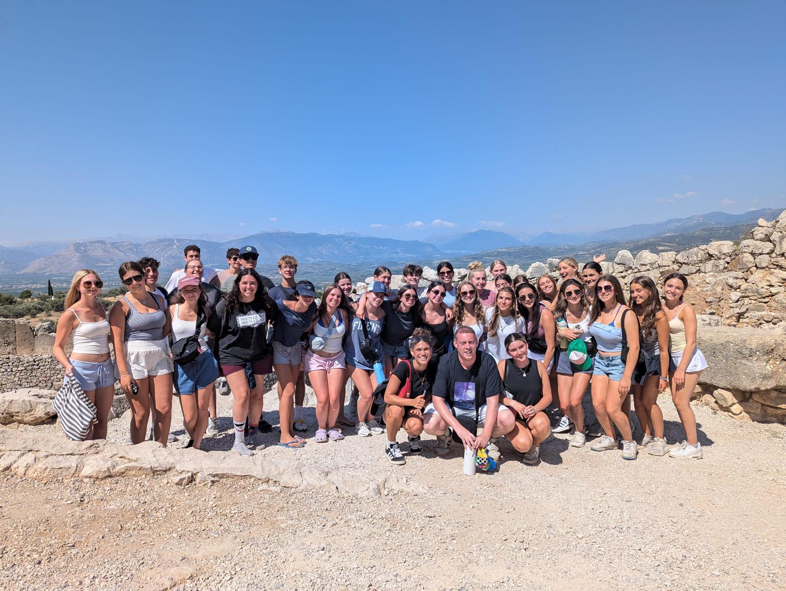 Un groupe de personnes faisant la fête sur scène