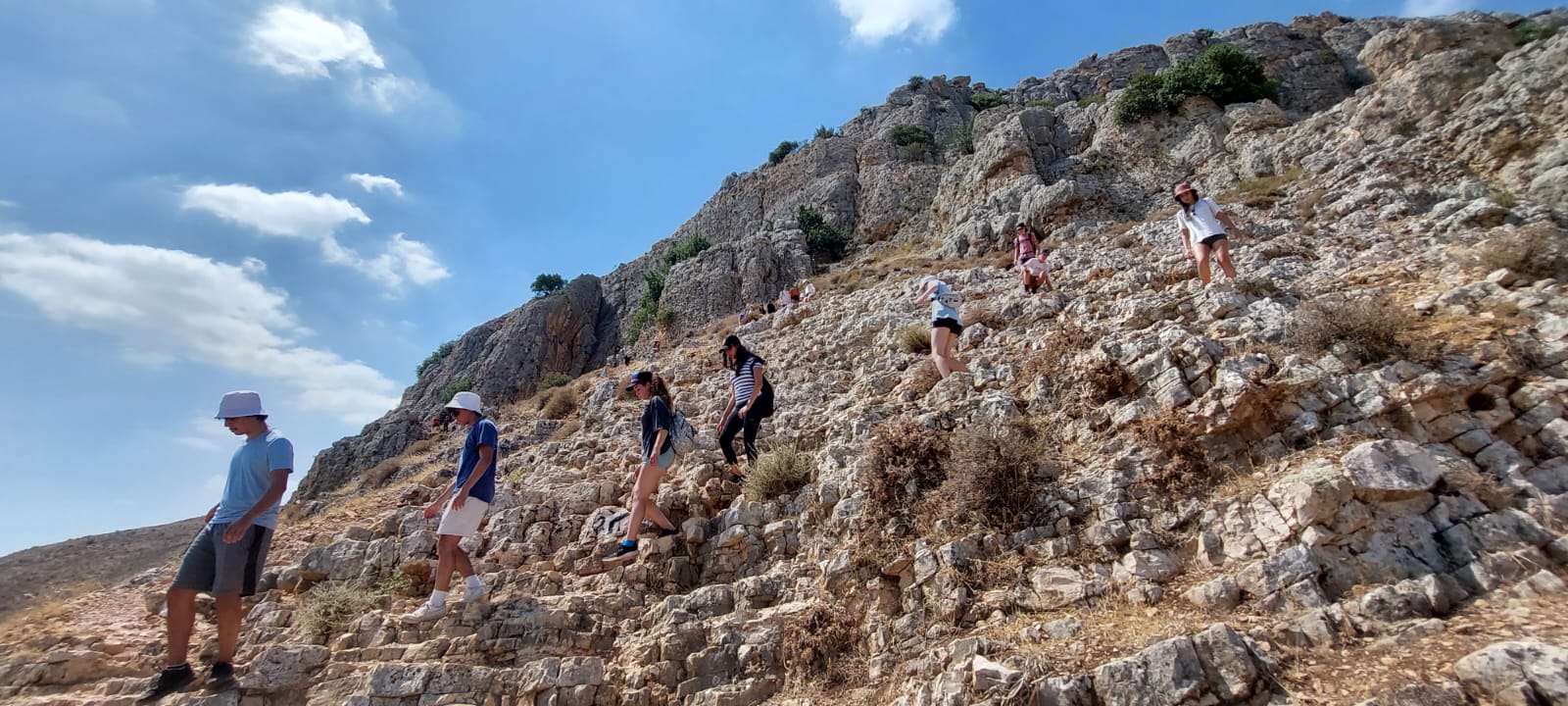 Un groupe de personnes faisant la fête sur scène