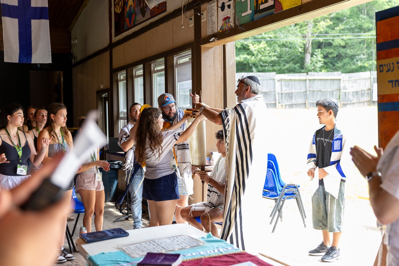Un groupe de personnes faisant la fête sur scène