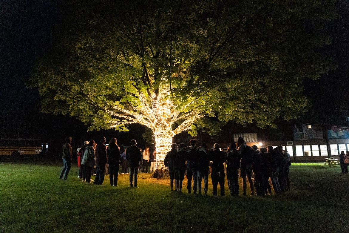 Un groupe de personnes faisant la fête sur scène