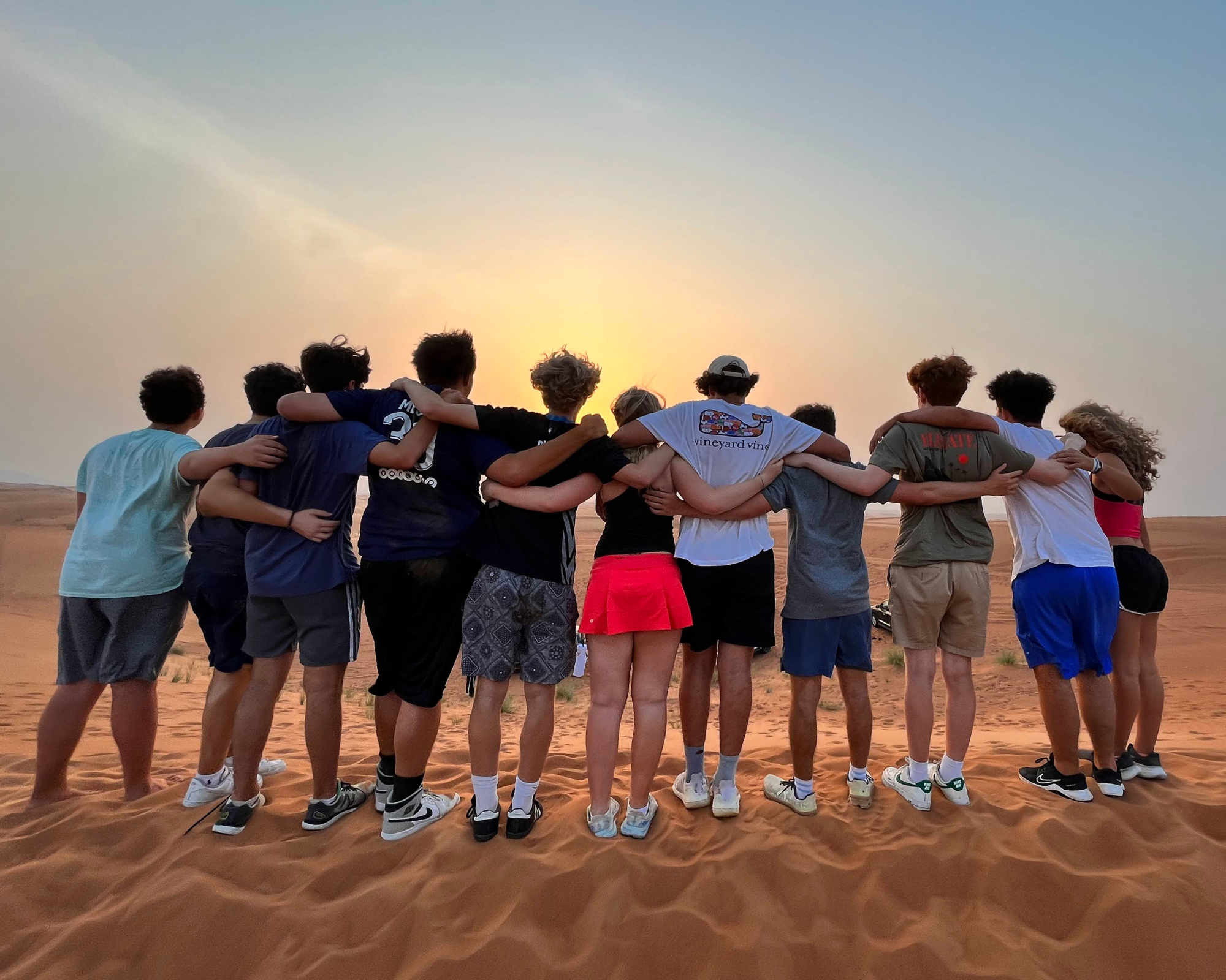 Un groupe de personnes faisant la fête sur scène