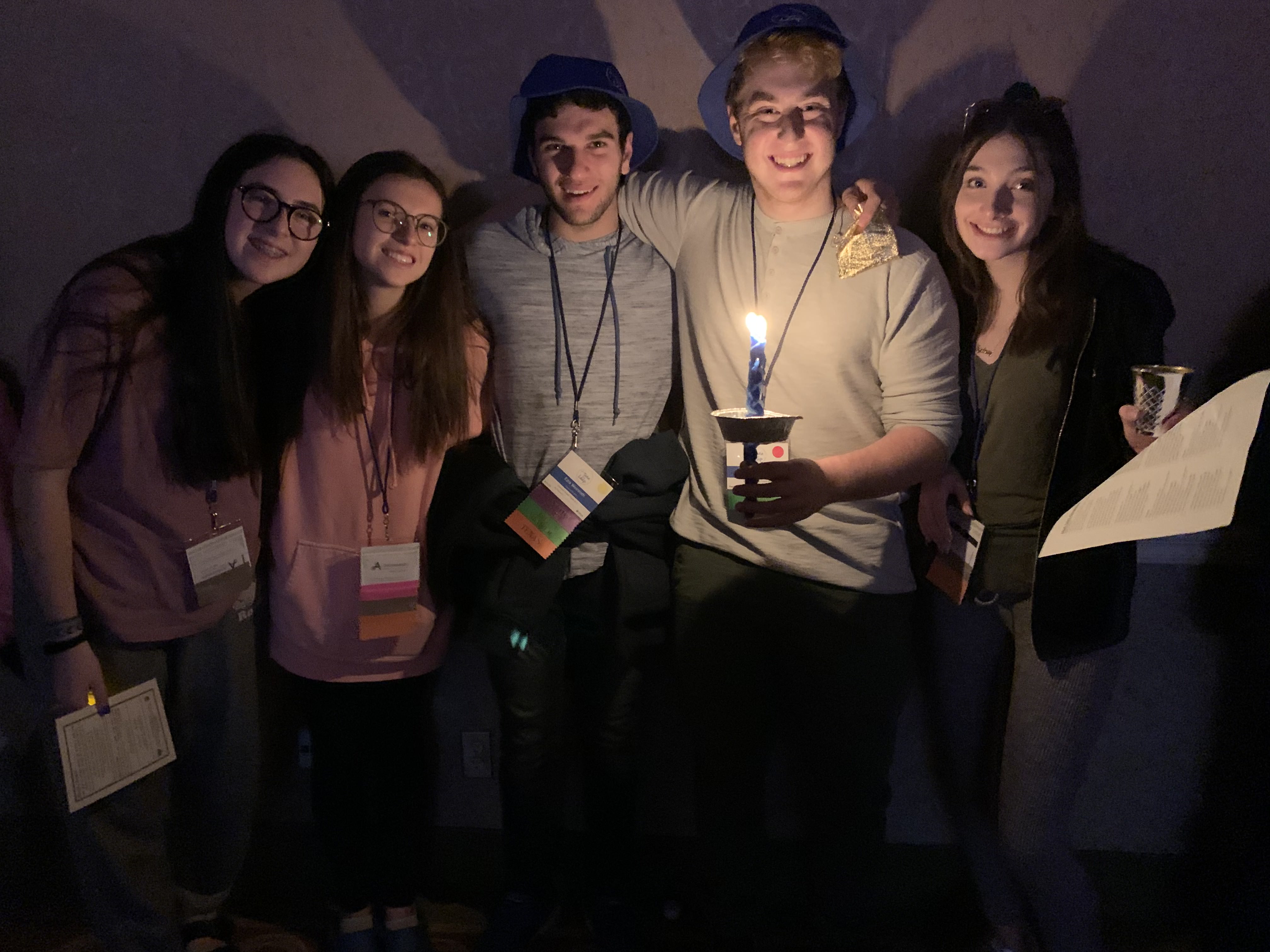Un groupe de personnes faisant la fête sur scène