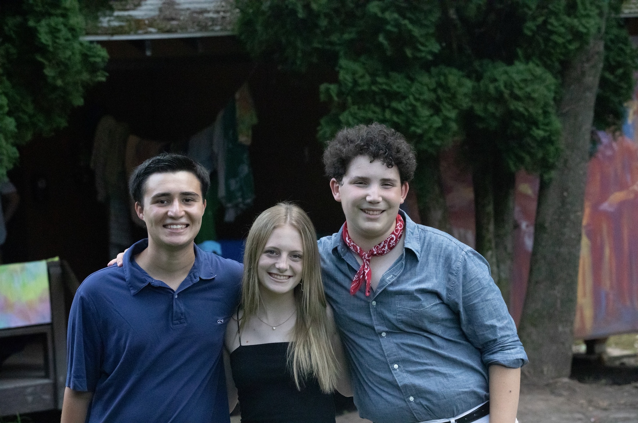 Un groupe de personnes faisant la fête sur scène
