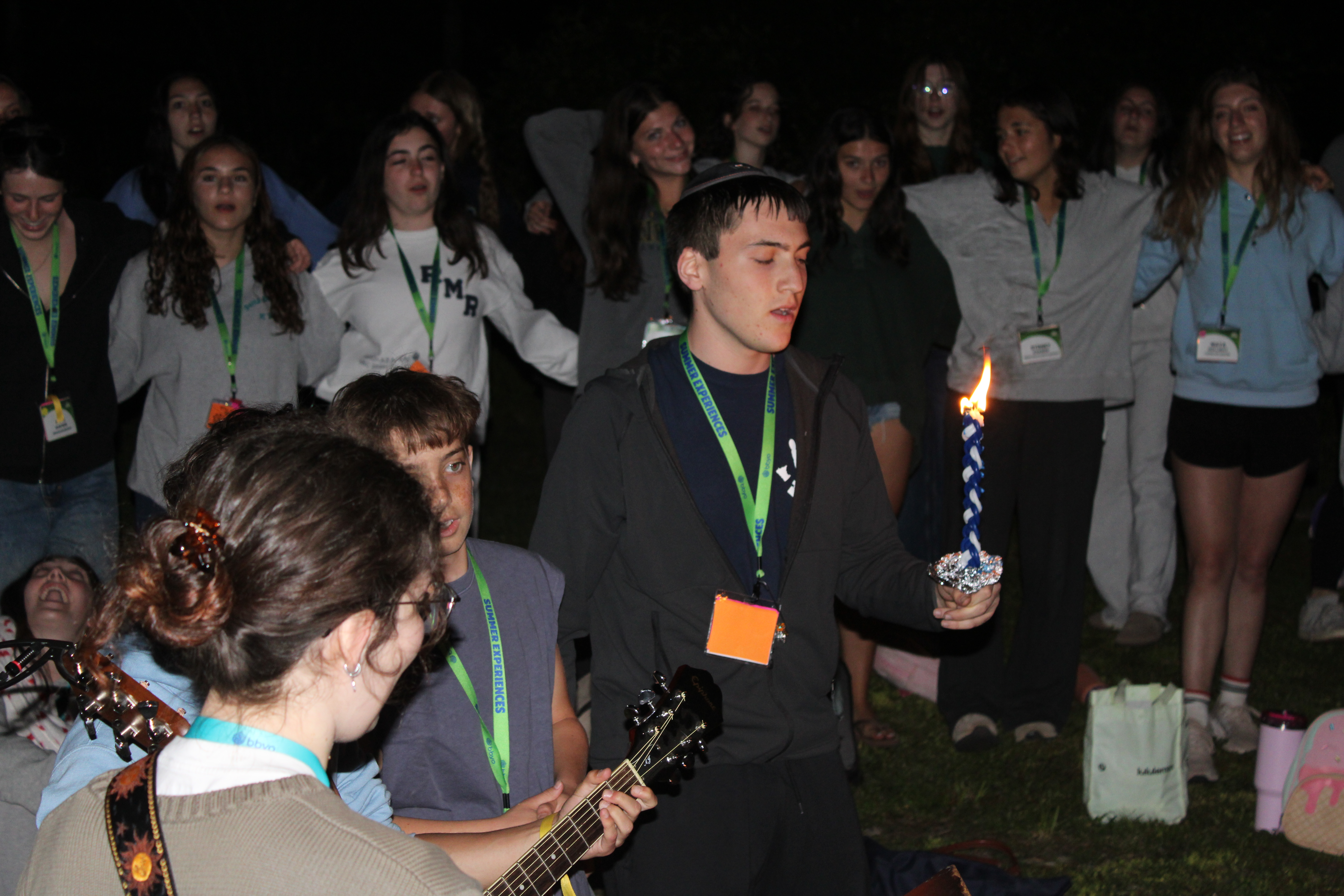 Un groupe de personnes faisant la fête sur scène