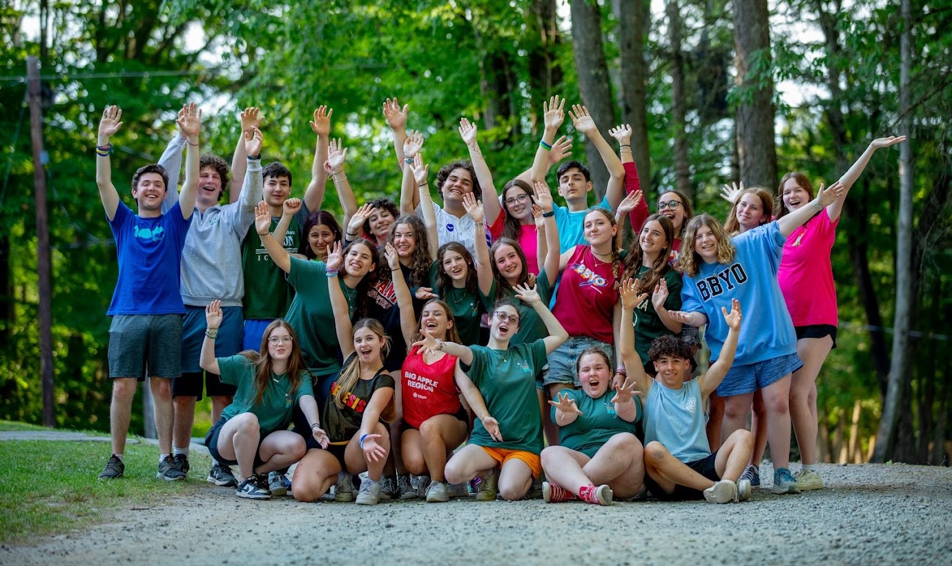 Un groupe de jeunes de tous horizons souriant lors d'un événement communautaire