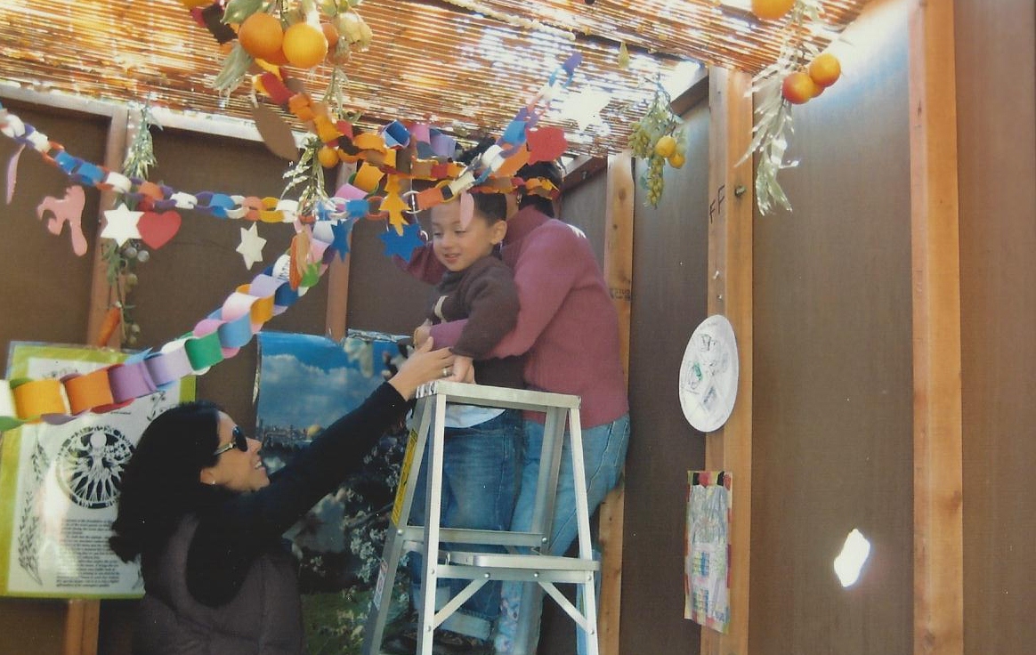 Un groupe de personnes faisant la fête sur scène