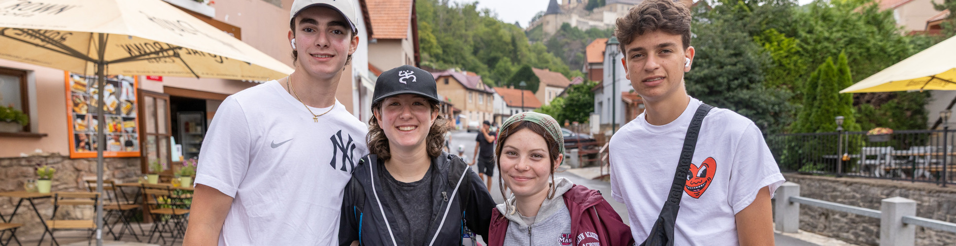 Un groupe de jeunes de tous horizons souriant lors d'un événement communautaire
