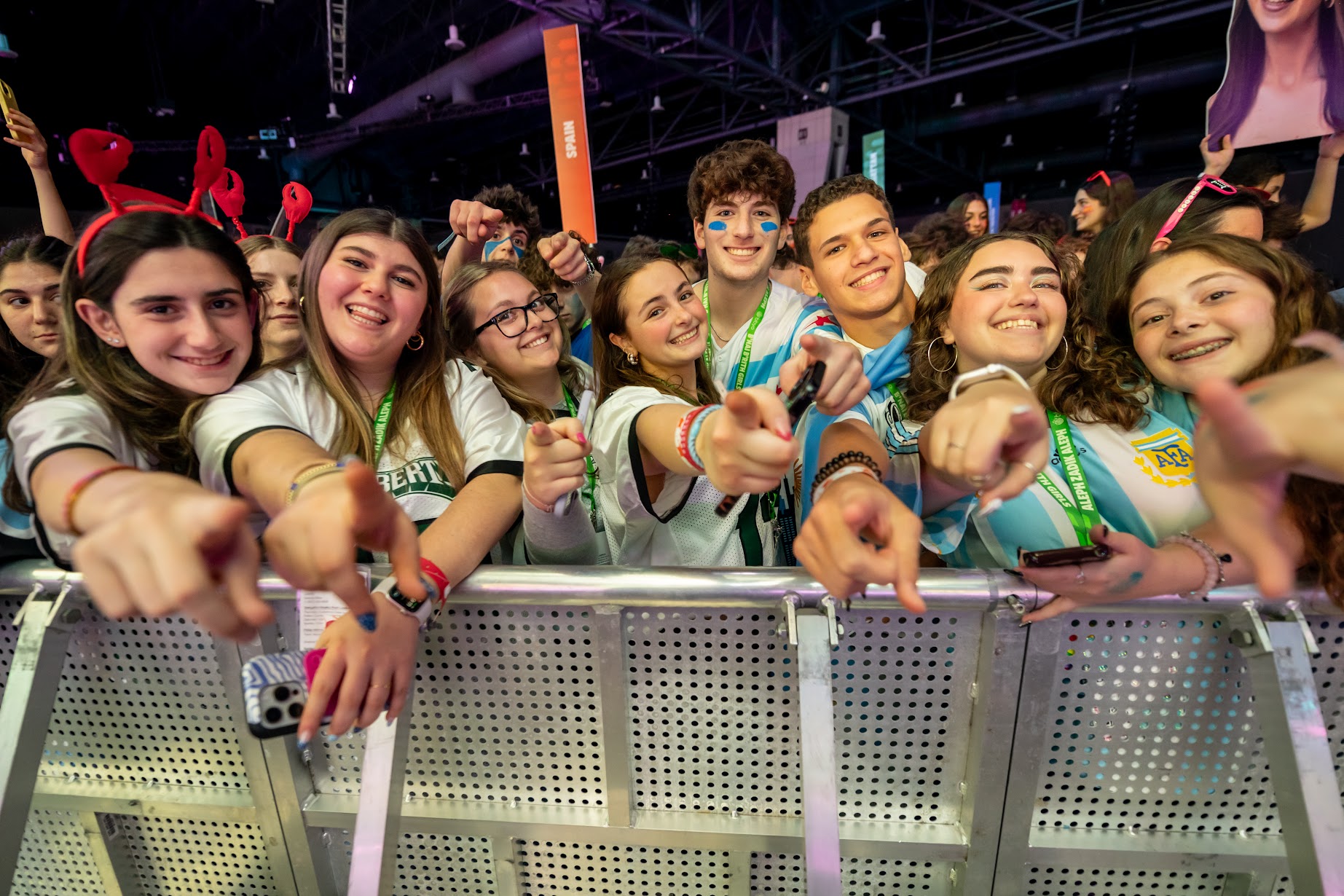 Un groupe de jeunes de tous horizons souriant lors d'un événement communautaire