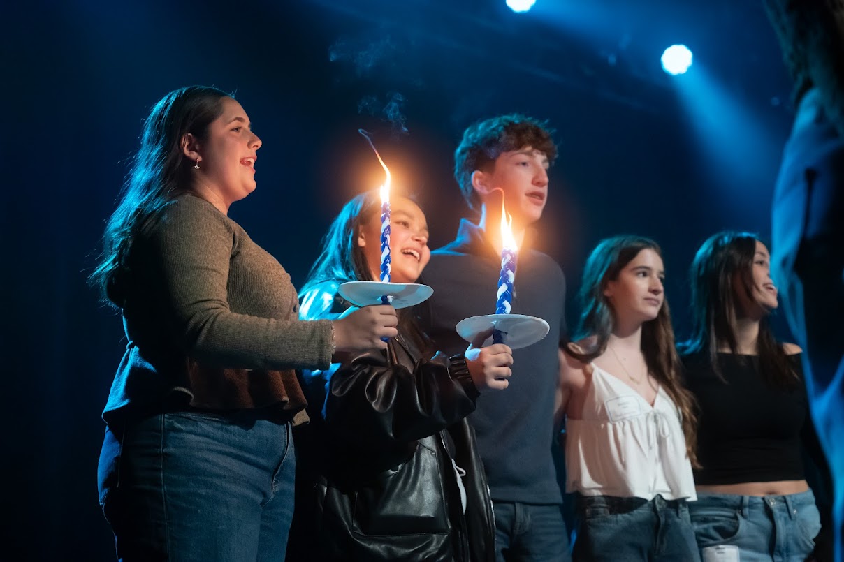 Célébration BBYO , avec des confettis, des lumières et une foule de participants
