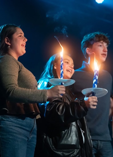 Célébration BBYO , avec des confettis, des lumières et une foule de participants