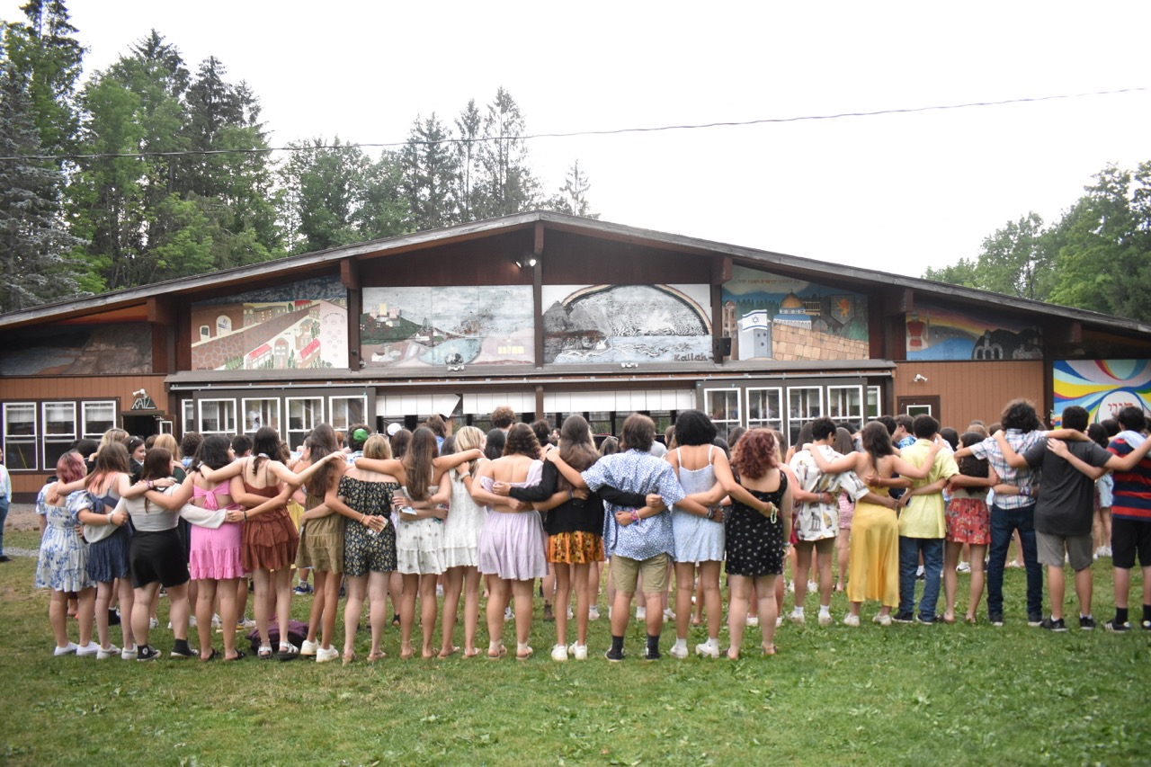 Un groupe de personnes faisant la fête sur scène