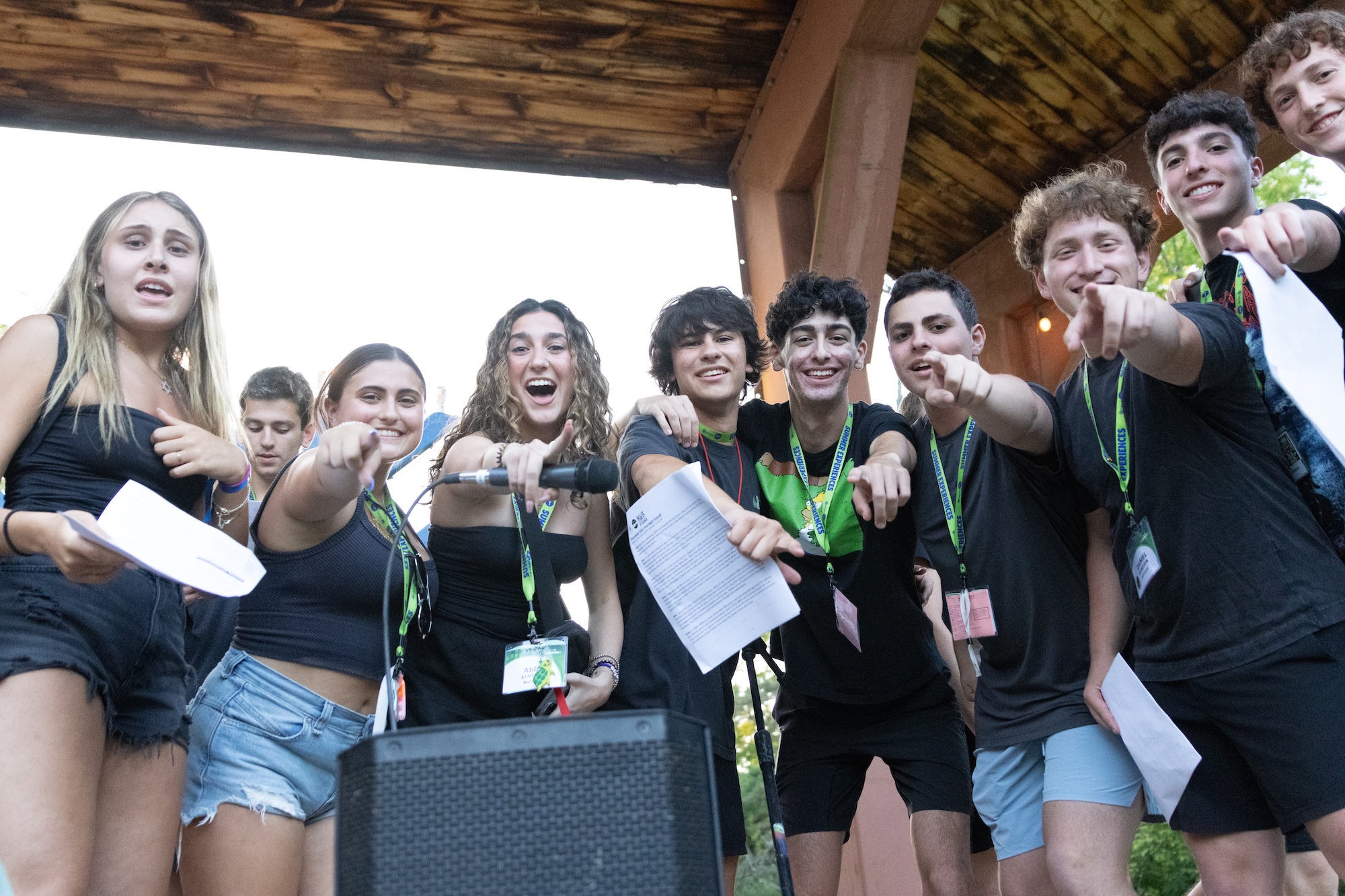 Un groupe de personnes souriant en plein air
