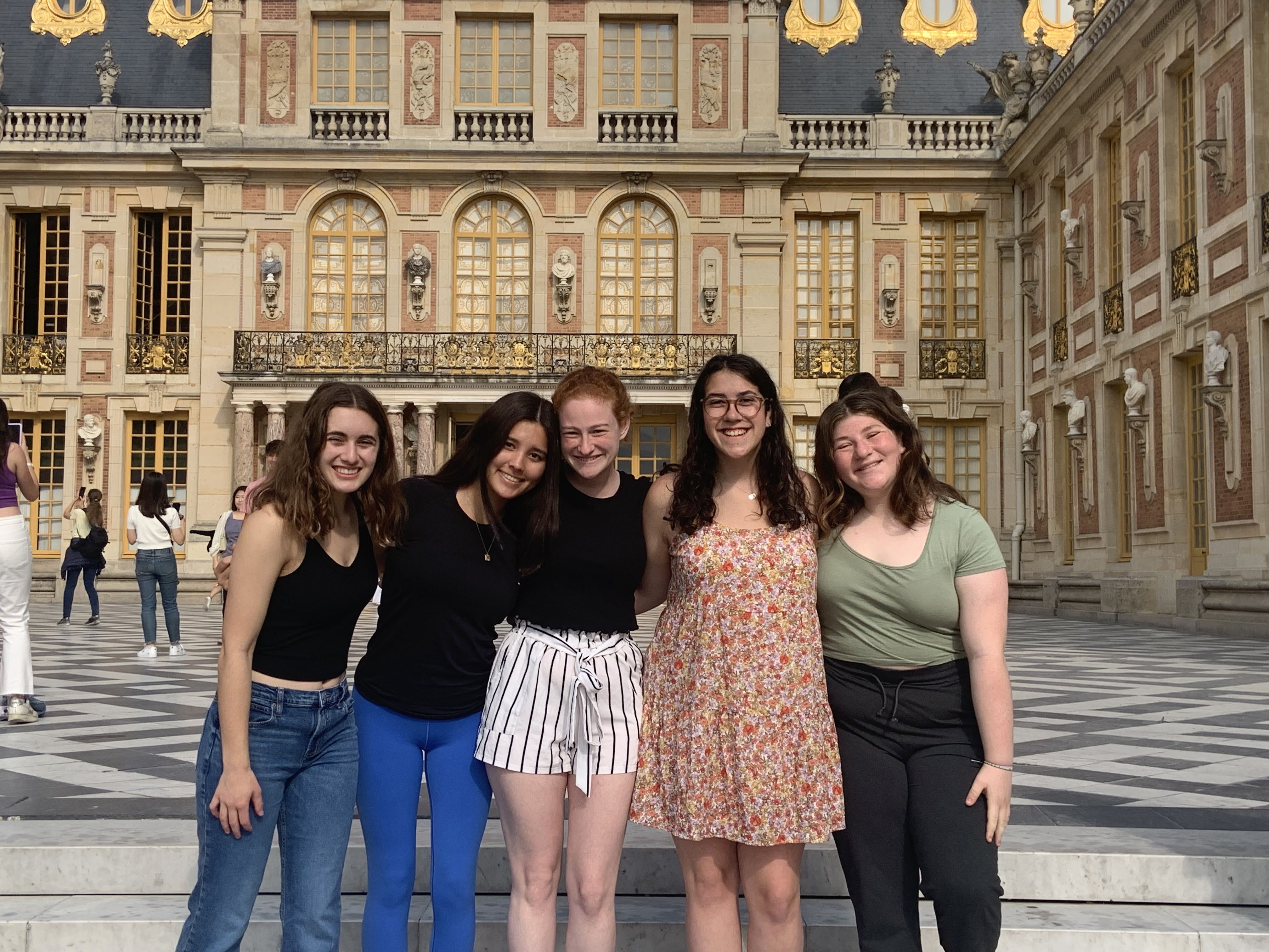Un groupe de personnes souriant en plein air