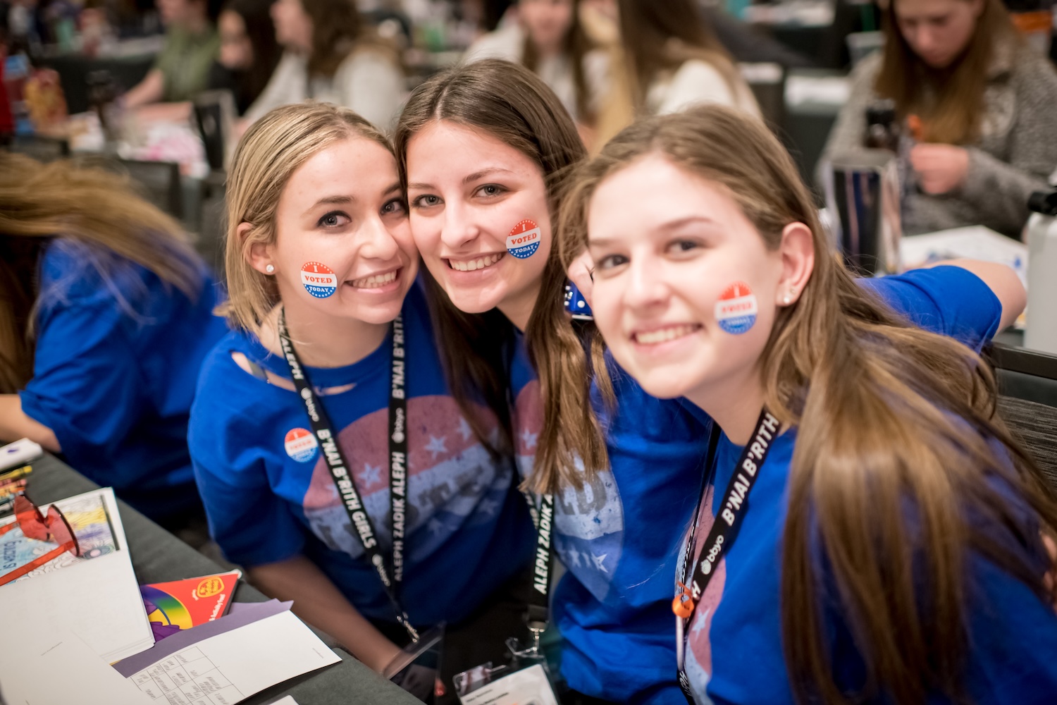 Un groupe de jeunes de tous horizons souriant lors d'un événement communautaire