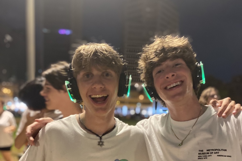 Un groupe de personnes souriant en plein air