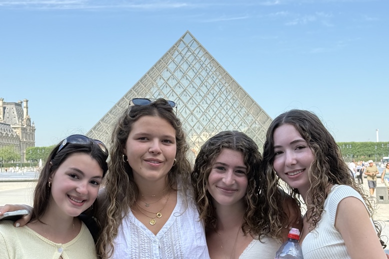 Un groupe de personnes souriant en plein air