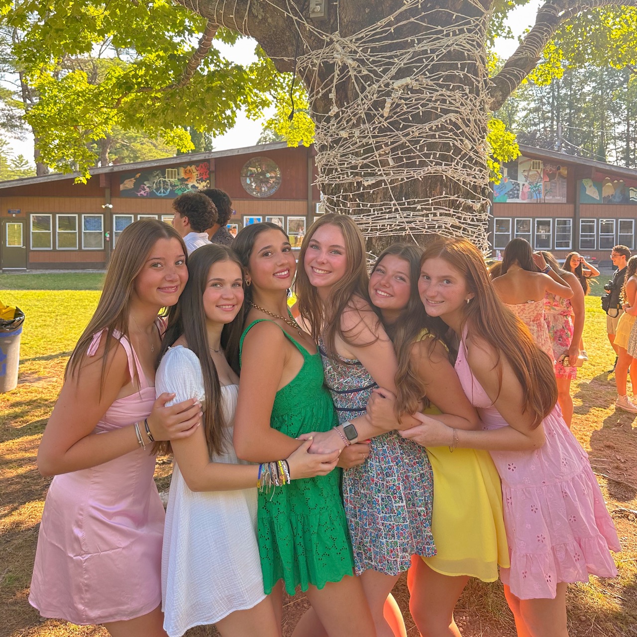 Un groupe de personnes faisant la fête sur scène