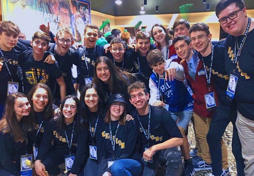 Un groupe de personnes faisant la fête sur scène