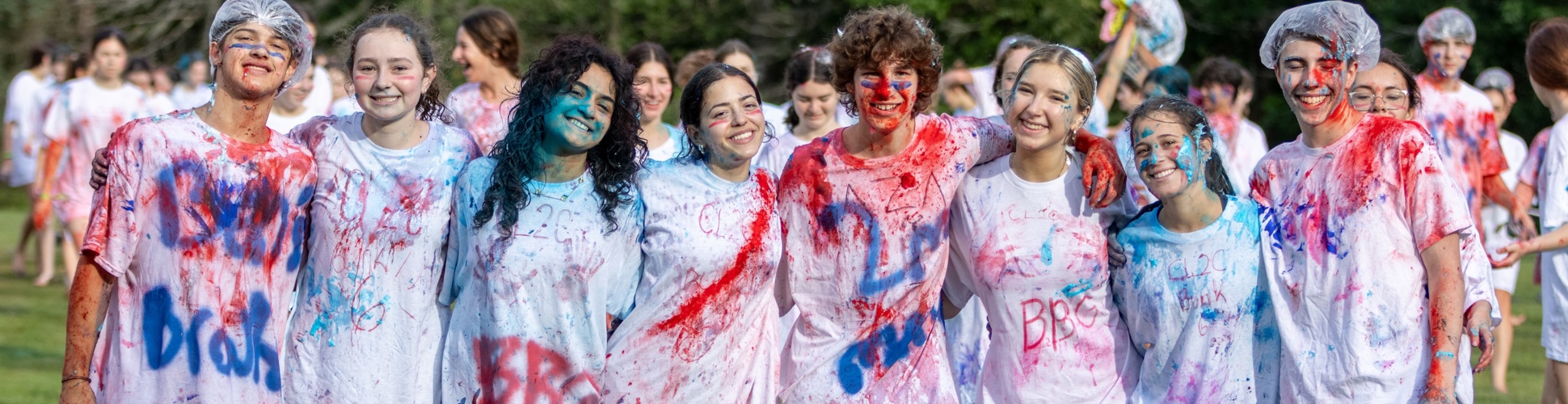 Un groupe de jeunes de tous horizons souriant lors d'un événement communautaire