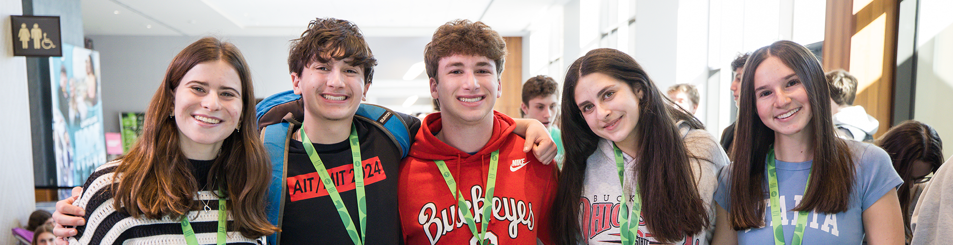 Un groupe de jeunes de tous horizons souriant lors d'un événement communautaire