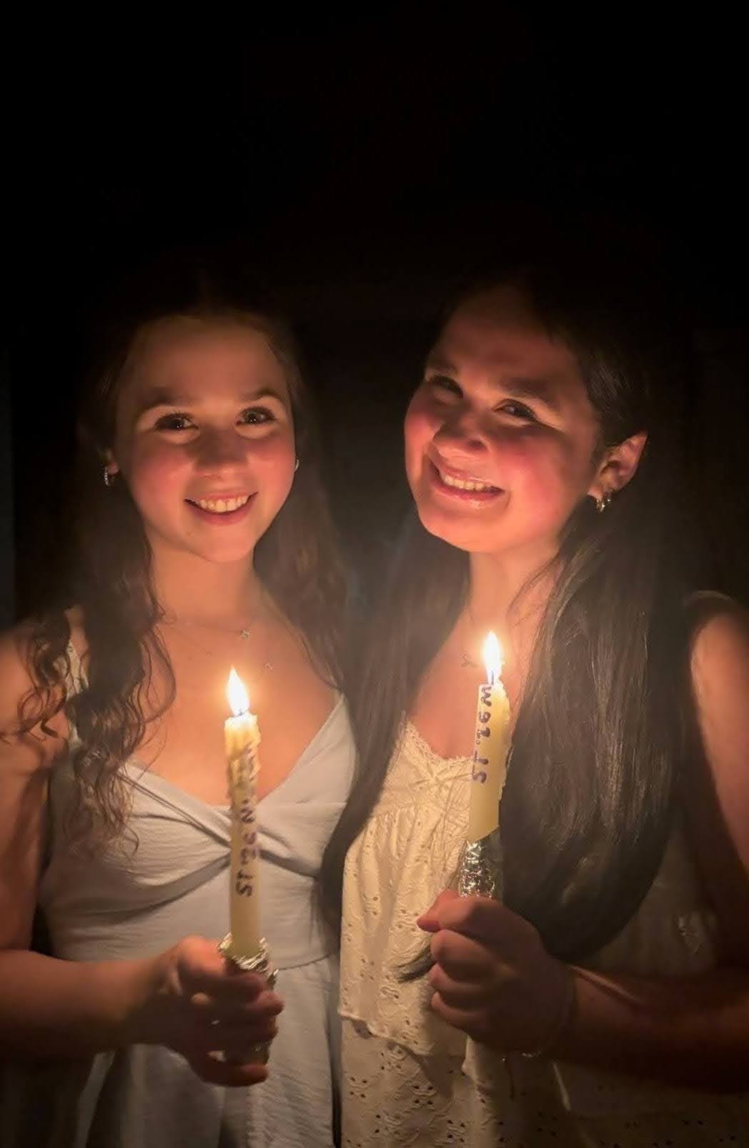 Un groupe de personnes faisant la fête sur scène