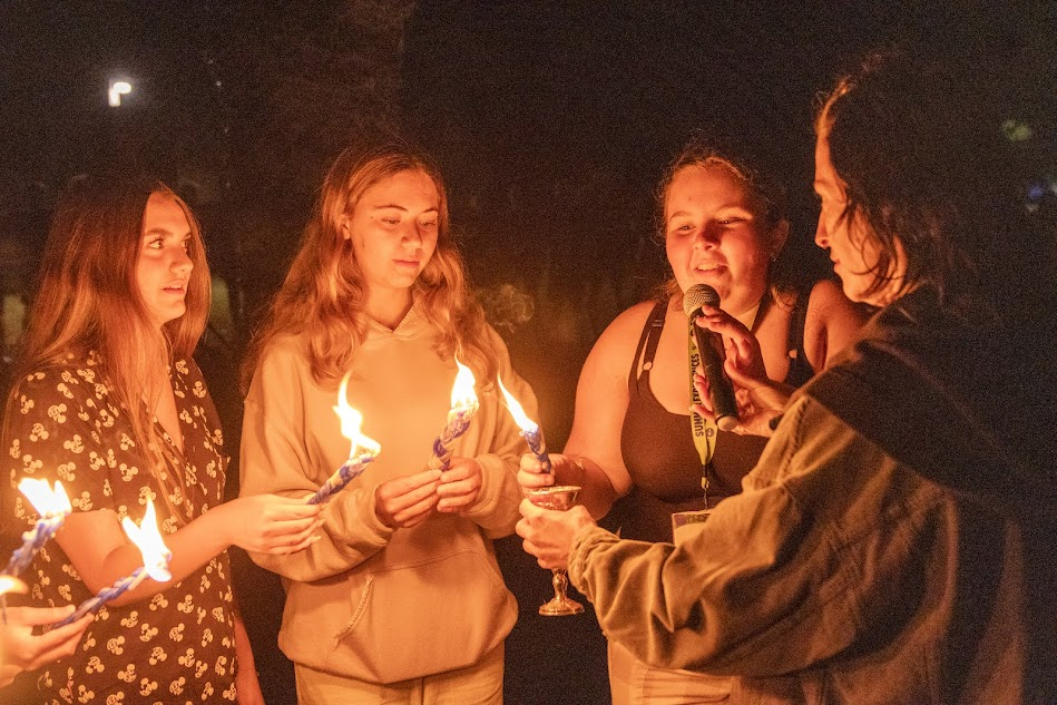Un groupe de personnes faisant la fête sur scène