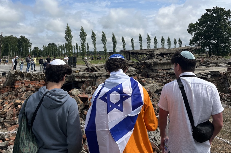 Un groupe de personnes souriant en plein air
