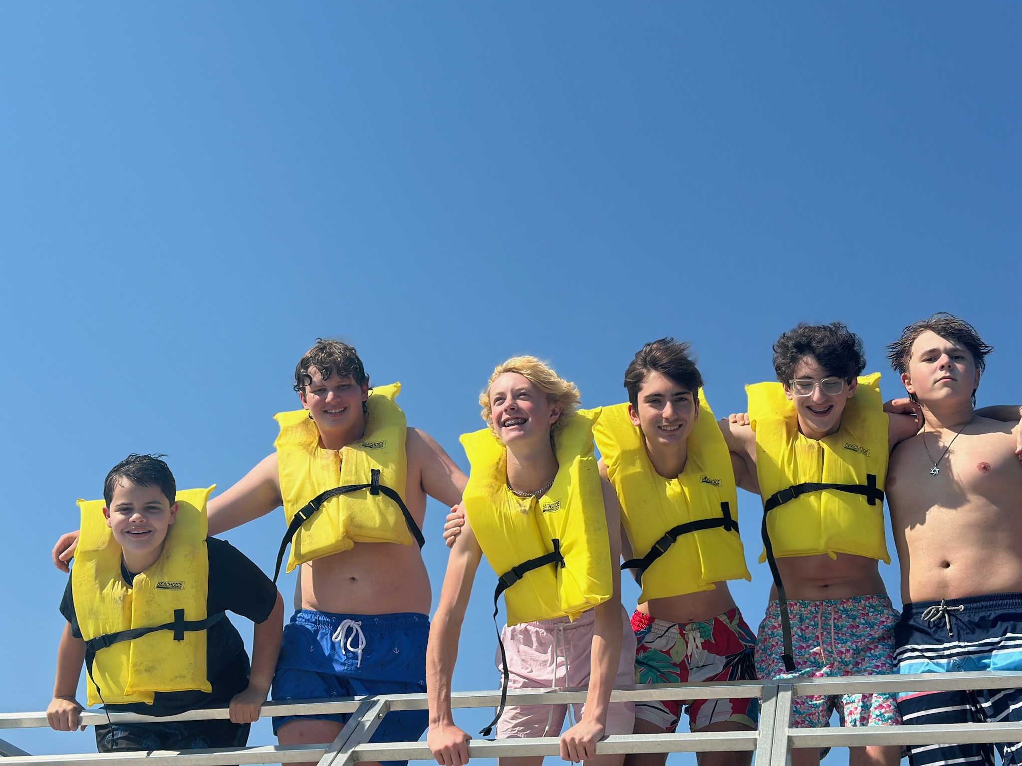 Un groupe de personnes faisant la fête sur scène