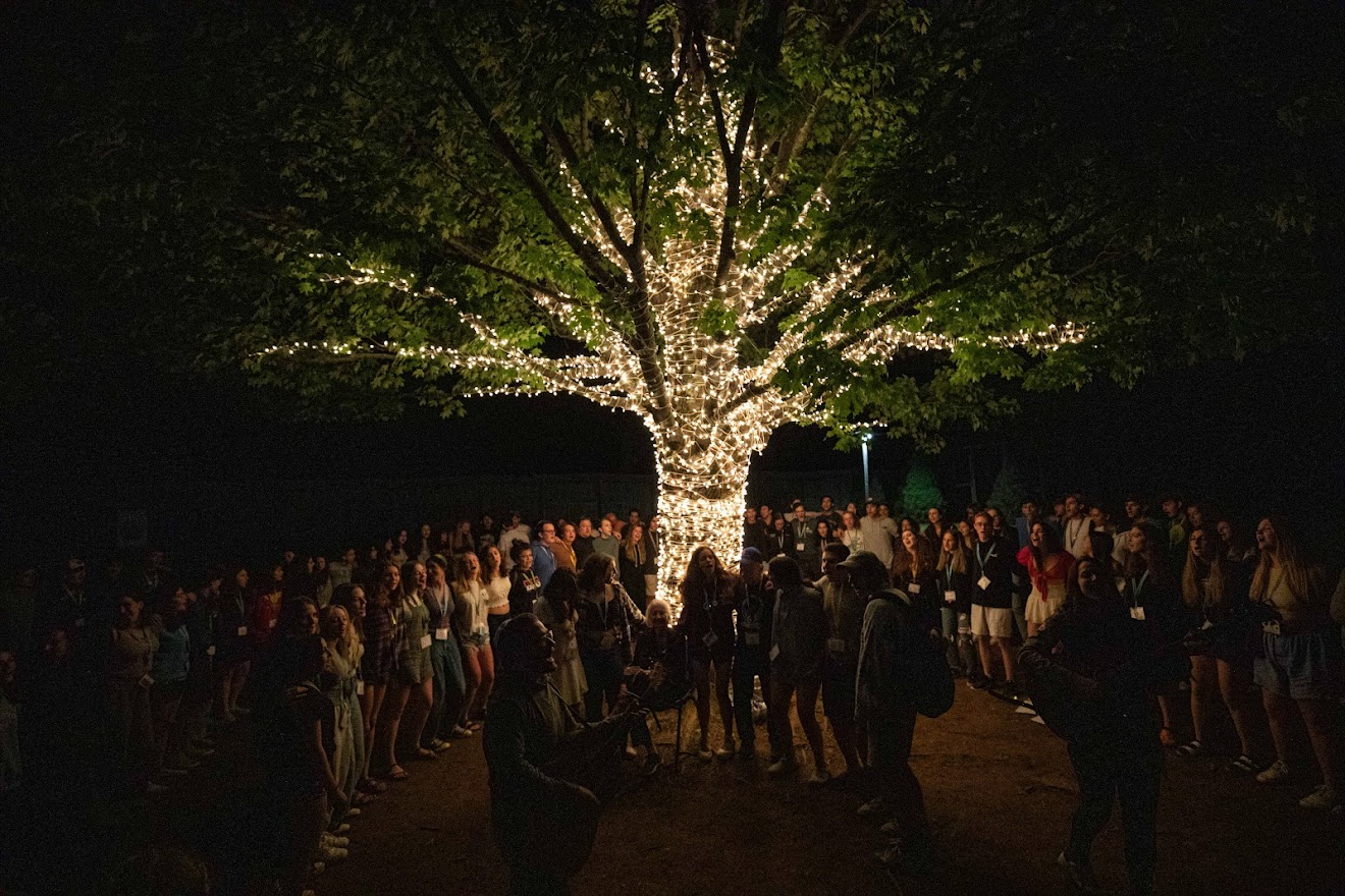 Un groupe de personnes faisant la fête sur scène
