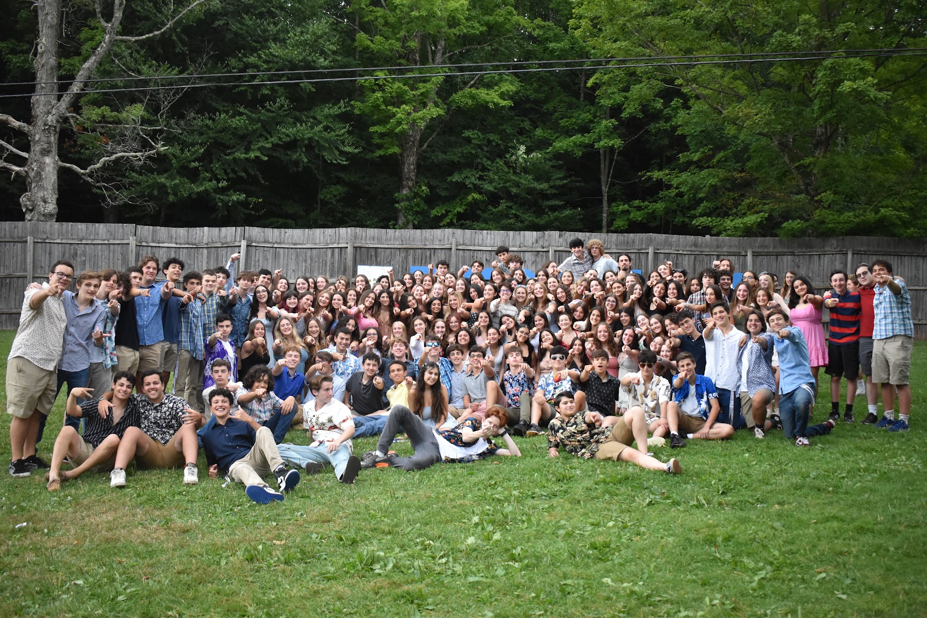 Un groupe de personnes faisant la fête sur scène